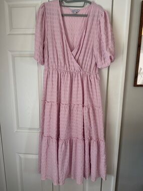 Textured Light Pink Tiered Midi Dress with V-Neck and Puff Sleeves